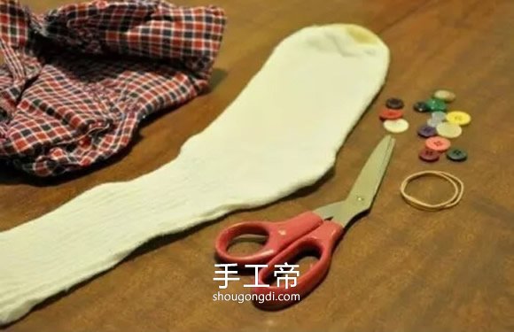 用襪子制作雪人布偶 自制襪子娃娃雪人做法 -  www.shougongdi.com