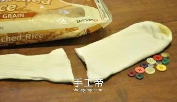 用襪子制作雪人布偶 自制襪子娃娃雪人做法 -  www.shougongdi.com