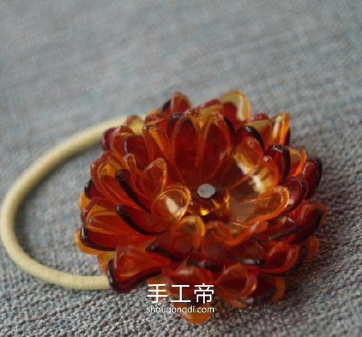 用塑料瓶制作塑料花 做成漂亮頭花的做法 -  www.shougongdi.com