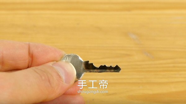 用易拉罐制作鑰匙的方法 自制備用鑰匙怎麼做 -  www.shougongdi.com