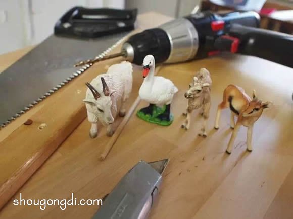 不要的小玩具制作掛架 自制趣味掛鉤架子方法 -  www.shougongdi.com