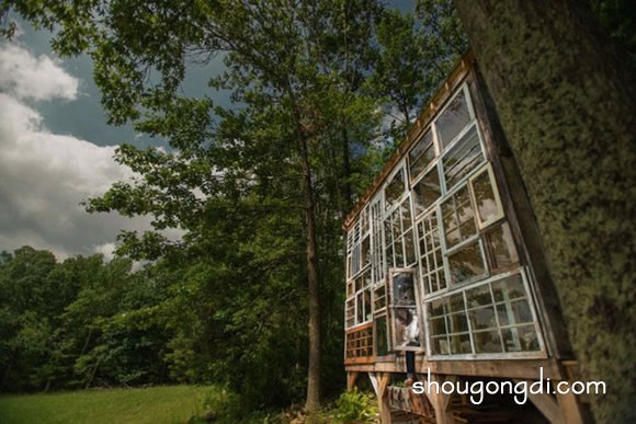 利用廢棄窗戶搭建房屋 森林裡的原始小屋DIY -  www.shougongdi.com