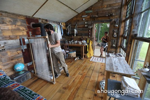 利用廢棄窗戶搭建房屋 森林裡的原始小屋DIY -  www.shougongdi.com