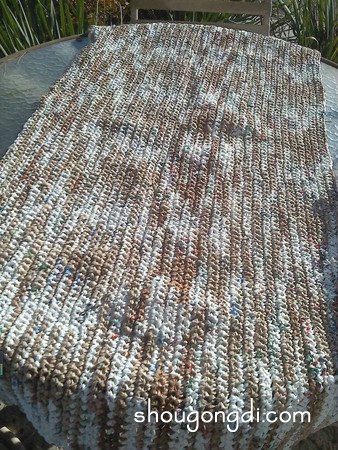 丟棄塑料袋編織睡墊 送給無家可歸的流浪漢 -  www.shougongdi.com