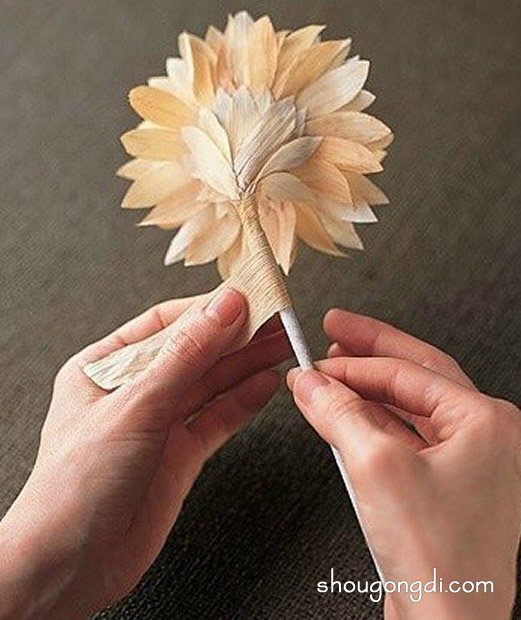 玉米葉做仿真花的方法 手工玉米葉花朵制作 -  www.shougongdi.com