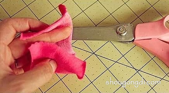 舊襪子廢物利用制作小蛇 舊襪子改造小蛇的方法 -  www.shougongdi.com