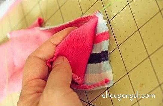 舊襪子廢物利用制作小蛇 舊襪子改造小蛇的方法 -  www.shougongdi.com