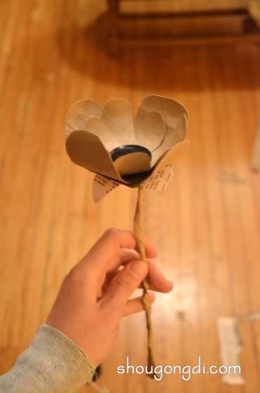 卷紙筒做花的方法圖解 手工卷紙筒花朵的做法 -  www.shougongdi.com