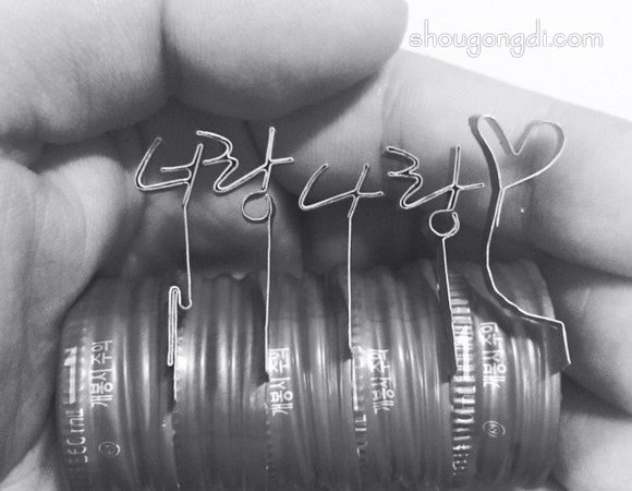 金屬瓶蓋變廢為寶DIY 折出漂亮的文字和圖案 -  www.shougongdi.com
