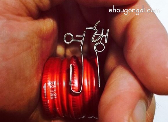 金屬瓶蓋變廢為寶DIY 折出漂亮的文字和圖案 -  www.shougongdi.com