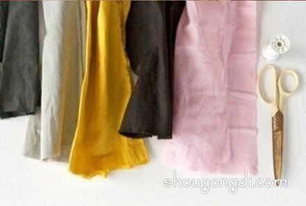 廢舊衣服裁剪出布條 手工編織厚實的家居地毯  -  www.shougongdi.com