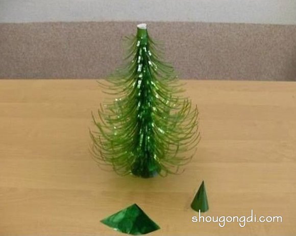 雪碧瓶子廢物利用手工制作漂亮的立體聖誕樹 -  www.shougongdi.com