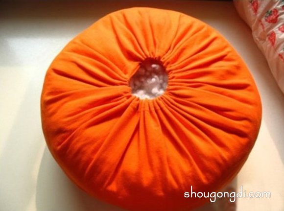 舊T恤改造南瓜抱枕教程 簡單布藝南瓜抱枕DIY -  www.shougongdi.com