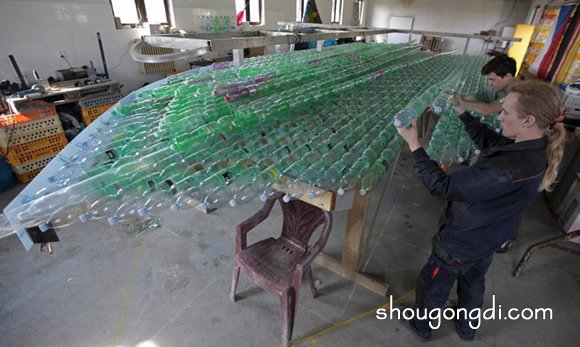 50000個飲料瓶制作漂亮小船 真的可以載人！ -  www.shougongdi.com