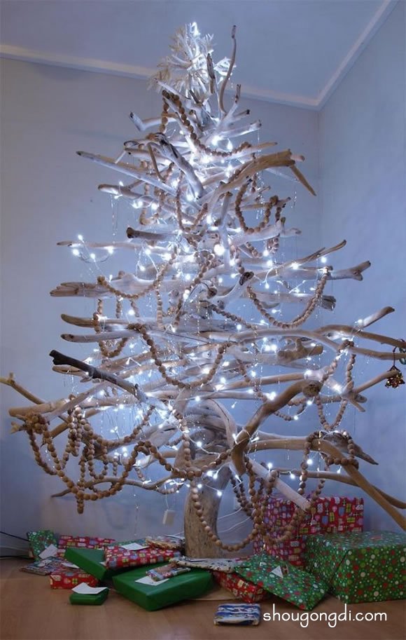 利用各種生活廢棄物DIY制作的聖誕樹 -  www.shougongdi.com