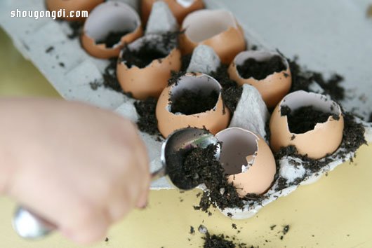 簡單的雞蛋殼廢物利用DIY手工制作迷你盆栽- www.shougongdi.com