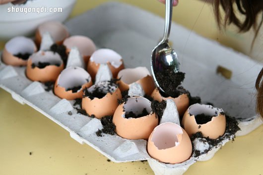 簡單的雞蛋殼廢物利用DIY手工制作迷你盆栽- www.shougongdi.com