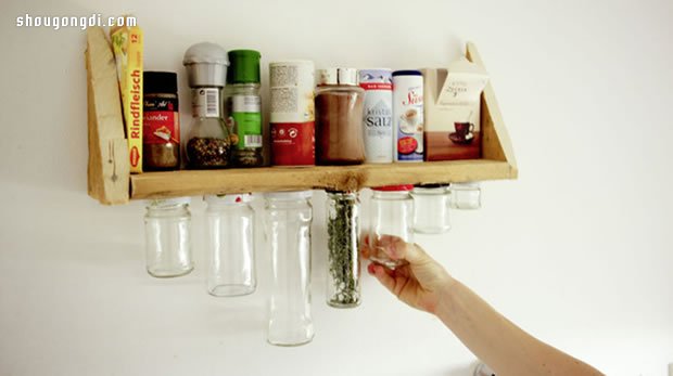 利用小玻璃瓶手工制作實用調味瓶調料架- www.shougongdi.com