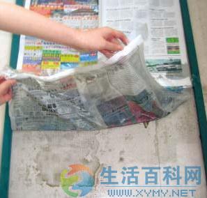 用浸濕報紙清潔紗窗