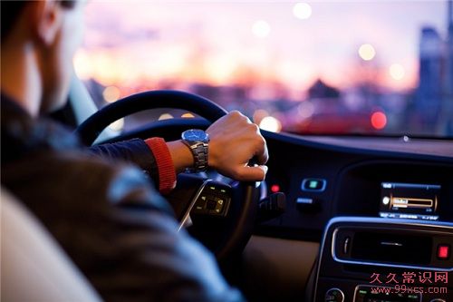 開車時用免持聽筒 跟手持電話一樣危險？