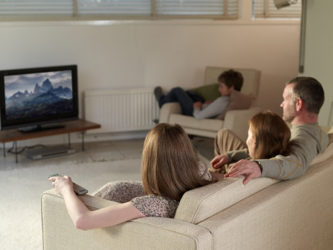 看電視的正確姿勢和距離 老人孩子正確看電視的方法