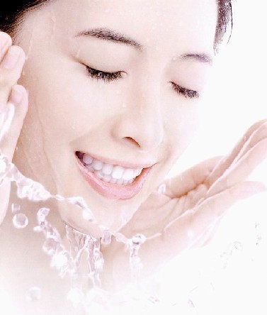 用鹽水洗臉有什麼好處 去除肌膚角質和污垢