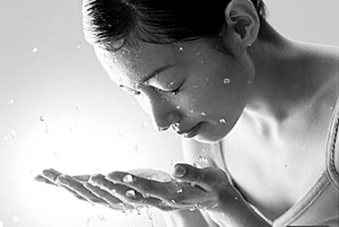 用鹽水洗臉有什麼好處 去除肌膚角質和污垢