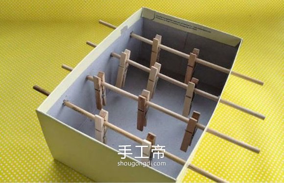 用鞋盒制作桌面足球 自制桌面足球玩具做法 -  www.shougongdi.com