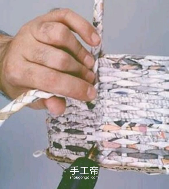 用廢報紙編織籃子步驟 編織報紙籃子的方法 -  www.shougongdi.com