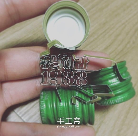 用金屬瓶蓋做手工的作品 DIY啤酒瓶蓋怎麼做 -  www.shougongdi.com