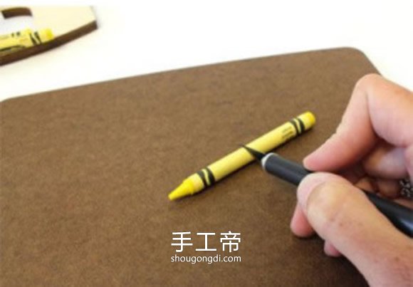用蠟筆制作字母掛飾 自制蠟筆字母掛飾怎麼做 -  www.shougongdi.com