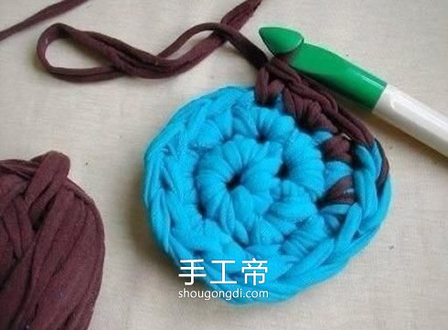 用舊衣服編地毯的方法 舊衣服怎麼編織圓地毯 -  www.shougongdi.com