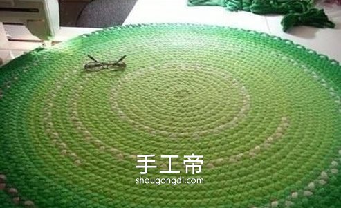 用舊衣服編地毯的方法 舊衣服怎麼編織圓地毯 -  www.shougongdi.com