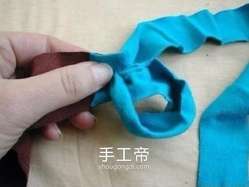 用舊衣服編地毯的方法 舊衣服怎麼編織圓地毯 -  www.shougongdi.com