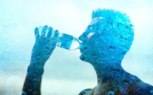 身體出現這些特征證明你該喝水了！