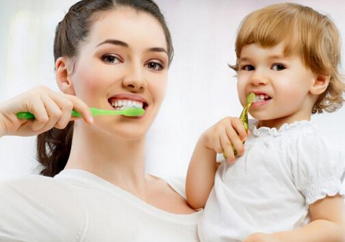 刷牙時牙龈出血是怎麼回事？刷牙惡心干嘔是怎麼回事