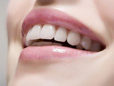 經常塞牙用牙簽危害多，牙線才是清潔牙縫的神器