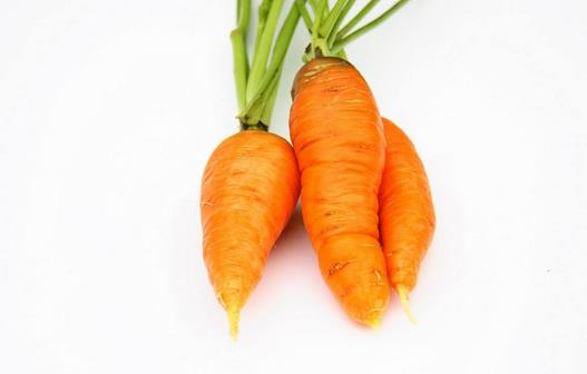 吃胡蘿卜可以治療手腳脫皮？