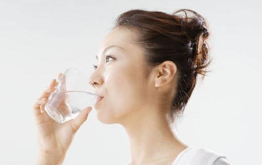 不喝水可以減肥嗎？喝水的方式很重要