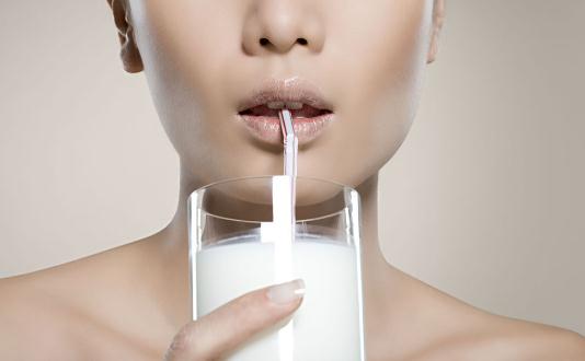 睡前喝牛奶的好處-睡前喝牛奶要注意什麼？