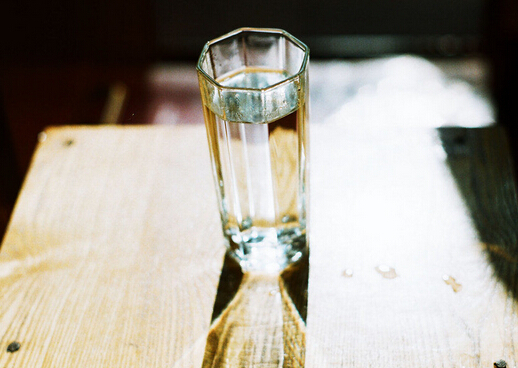 喝白開水的好處-早晨起床後喝杯白開水有益健康