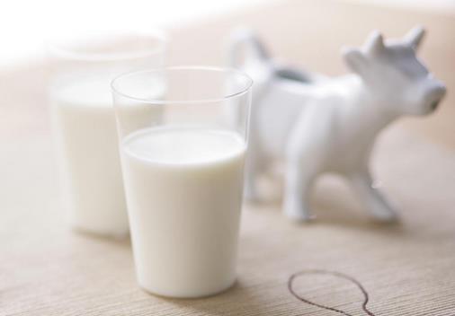 牛奶經過高溫加熱好嗎？牛奶加熱的注意事項