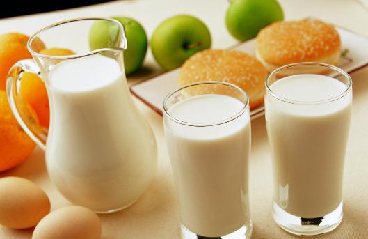 空腹喝牛奶的危害：不利腸胃