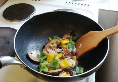 怎麼炒菜不濺油？燒油前先把鍋擦干淨