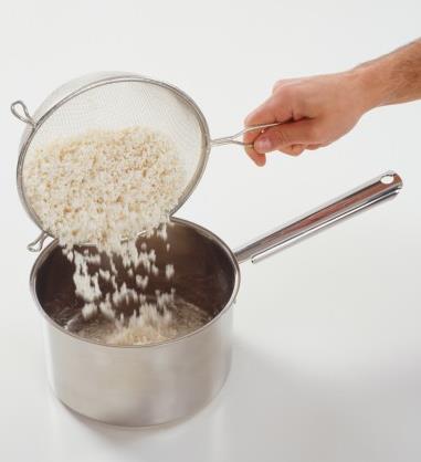 做大米飯怎樣淘米才正確？淘米煮飯最常見的誤區