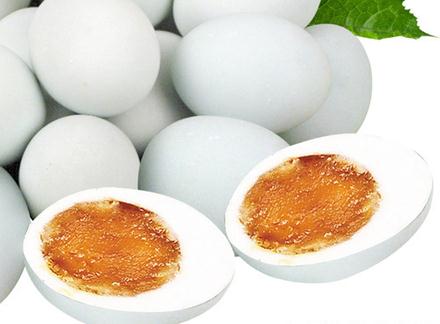 如何讓鹹鴨蛋出油多？怎樣快速腌制流油的鹹鴨蛋