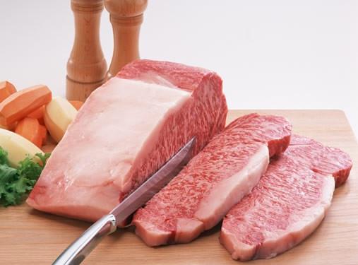 切肉有技巧：橫切牛羊斜切豬，順切雞肉和魚肉