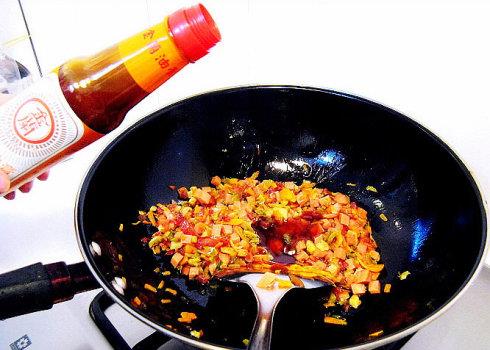 炒菜什麼時候放醬油最好？炒菜放醬油的最佳時間