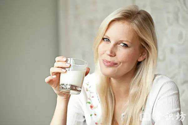 牛奶要怎樣喝才更營養更健康
