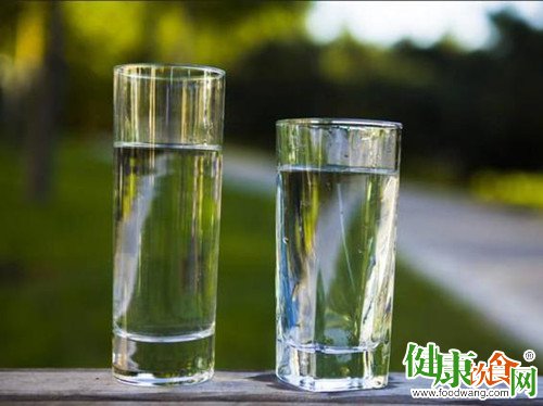 盛夏飲水選對杯子：玻璃杯、陶瓷杯較安全